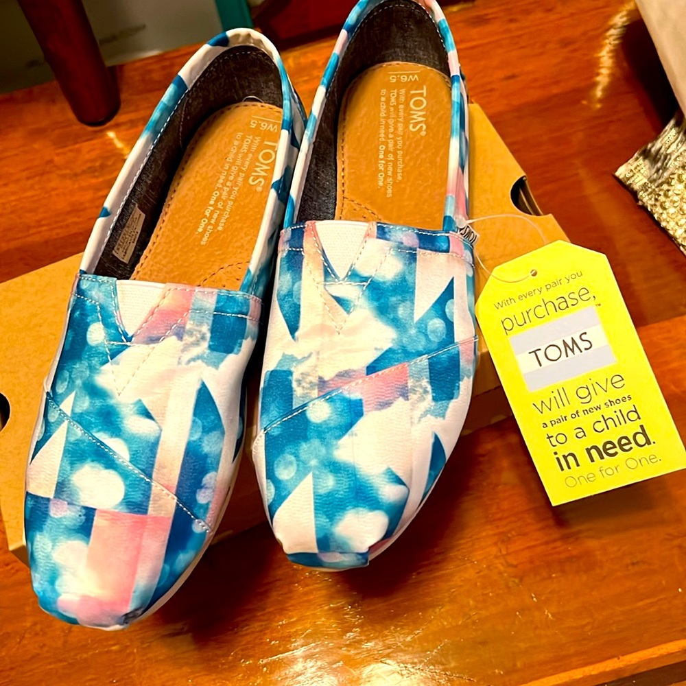 NWT TOMS CLEARWATER SATIN CLOUD CLASSIC